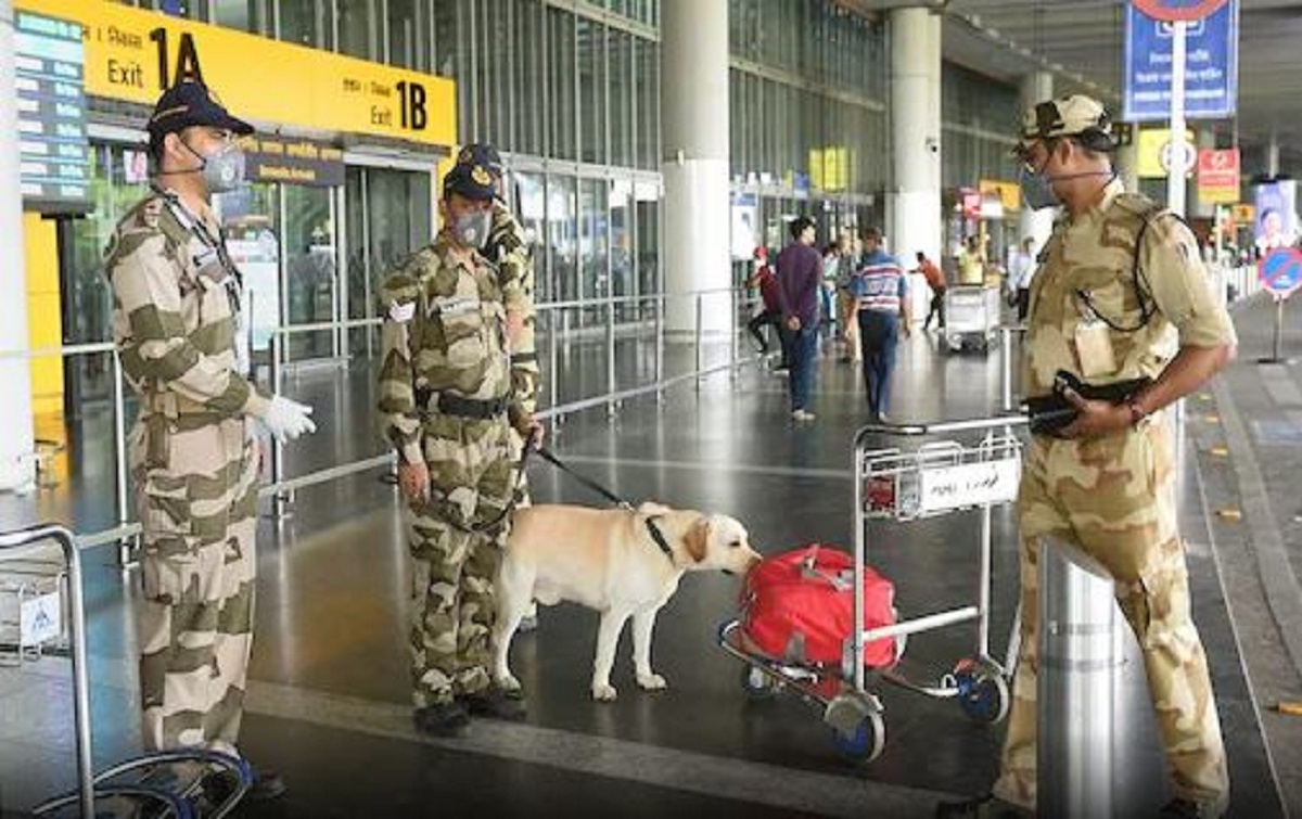 दिल्ली एयरपोर्ट पे बम 13 वर्षीय बालक का फर्जी ईमेल