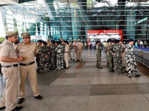 दिल्ली एयरपोर्ट पे बम 13 वर्षीय बालक का फर्जी ईमेल